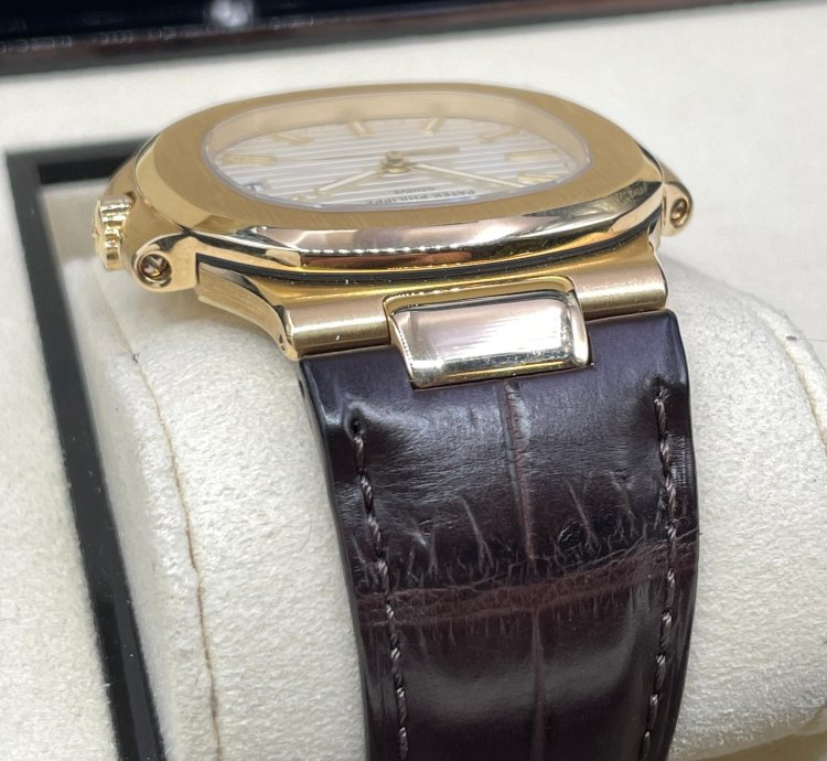 Patek Philippe Nautilus 5711j-001 Yellowgold 18kt Box Papers Like New Mint Condition