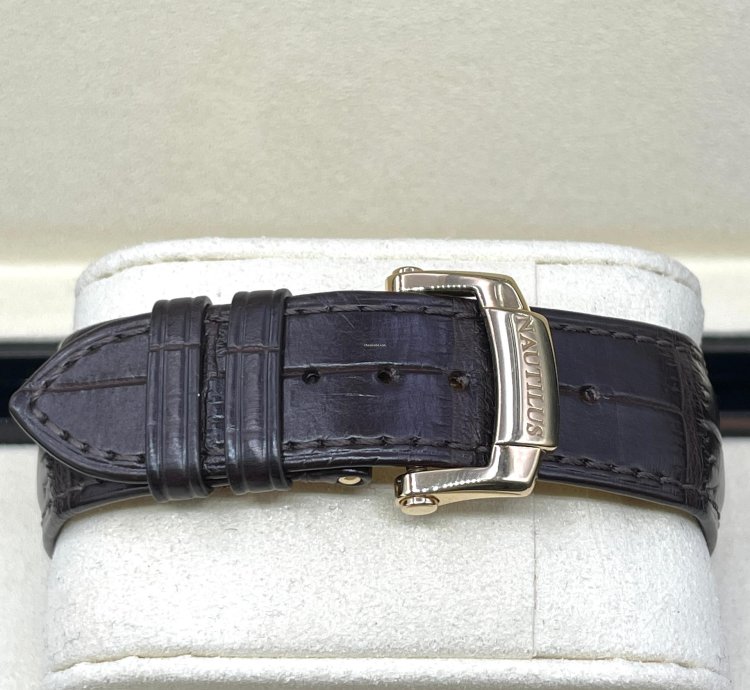 Patek Philippe Nautilus 5711j-001 Yellowgold 18kt Box Papers Like New Mint Condition