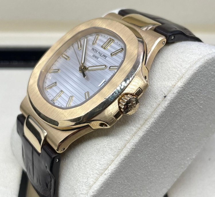 Patek Philippe Nautilus 5711j-001 Yellowgold 18kt Box Papers Like New Mint Condition