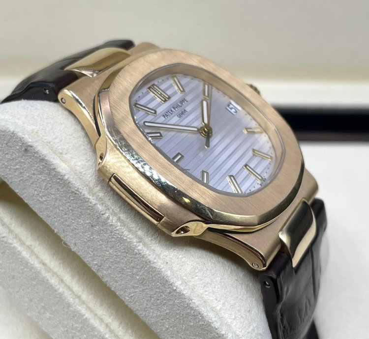 Patek Philippe Nautilus 5711j-001 Yellowgold 18kt Box Papers Like New Mint Condition