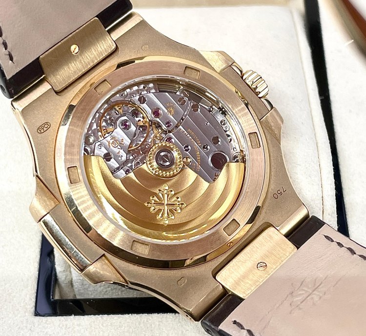 Patek Philippe Nautilus 5711j-001 Yellowgold 18kt Box Papers Like New Mint Condition