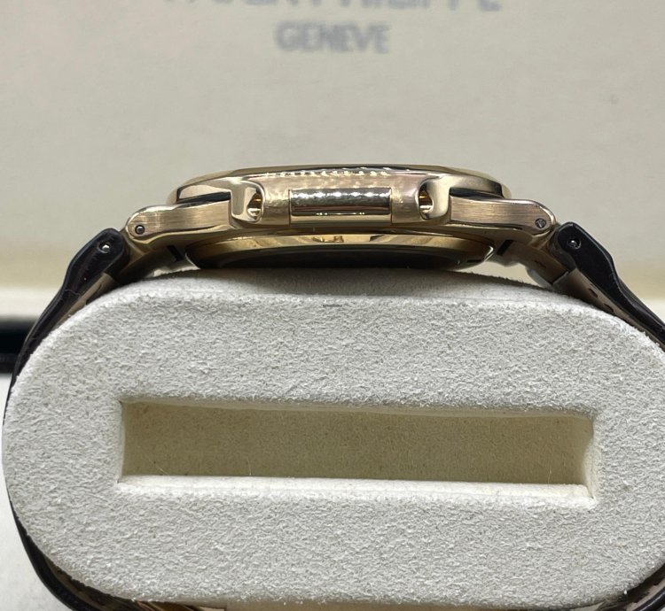 Patek Philippe Nautilus 5711j-001 Yellowgold 18kt Box Papers Like New Mint Condition