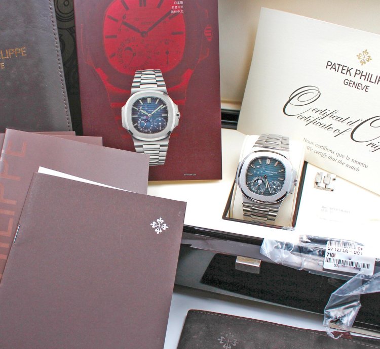 Patek Philippe Nautilus 5712 - Like New - Poin On De Gen Ve - Never Polished - Full Set
