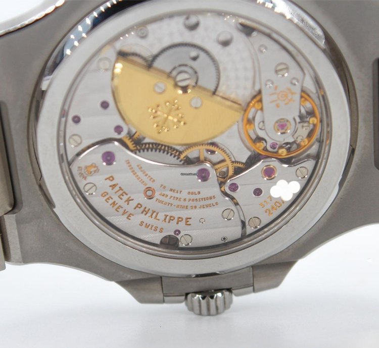 Patek Philippe Nautilus 5712 - Like New - Poin On De Gen Ve - Never Polished - Full Set