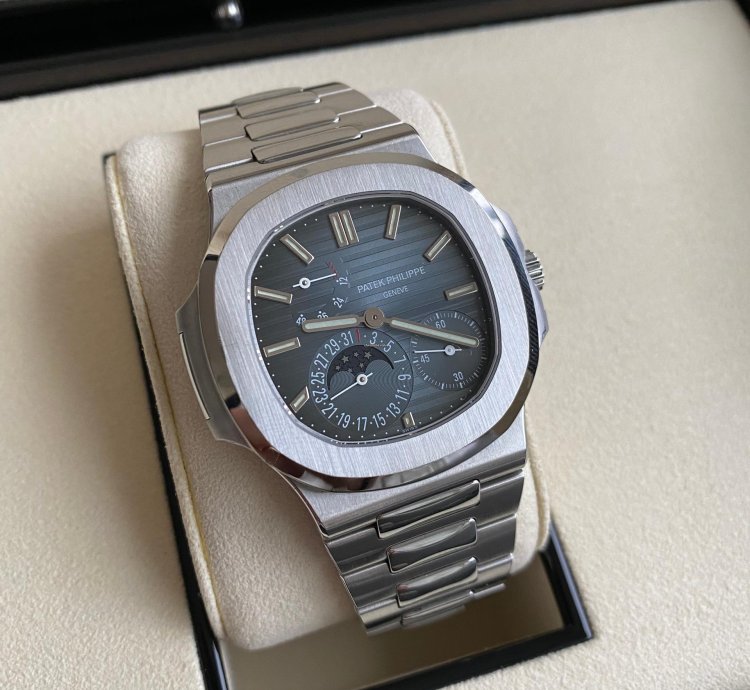 Patek Philippe Nautilus 5712 1a Nautilus Moonphase - Preowned Complete Set 2009