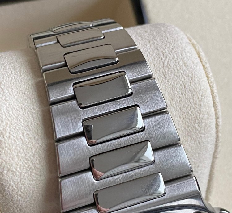 Patek Philippe Nautilus 5712 1a Nautilus Moonphase - Preowned Complete Set 2009