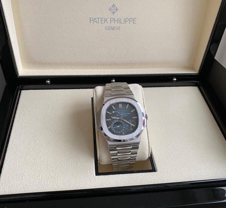 Patek Philippe Nautilus 5712 1a Nautilus Moonphase - Preowned Complete Set 2009