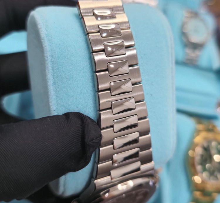 Patek Philippe Nautilus 5712 1a-001