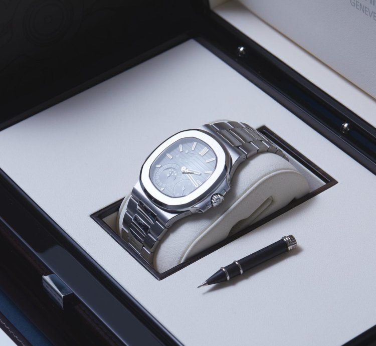 Patek Philippe Nautilus 5712 1a-001 - Box Papers - 24-month Warranty - 2016