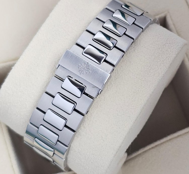 Patek Philippe Nautilus 5712 1a-001 Box And Papers