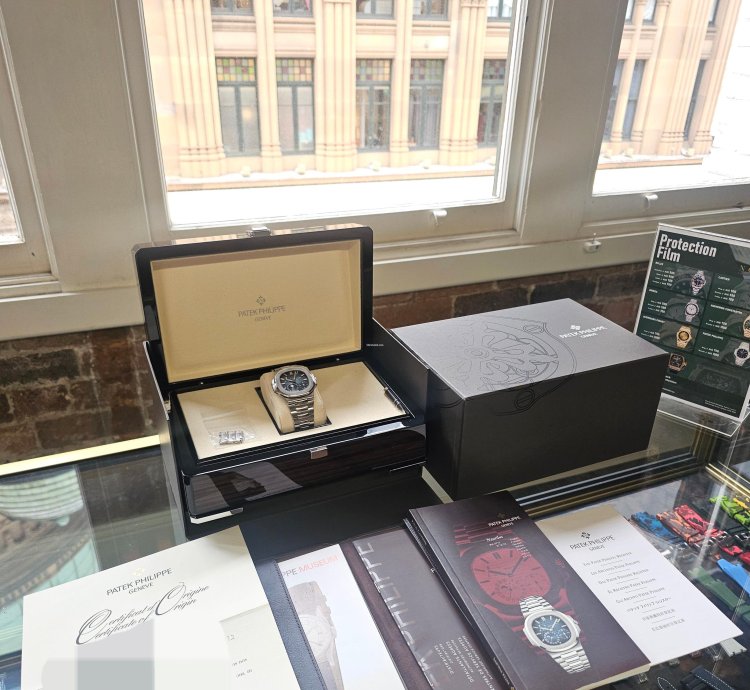 Patek Philippe Nautilus 5712 1a-001 Box And Papers