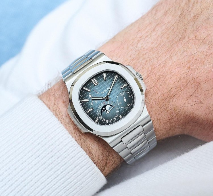 Patek Philippe Nautilus 5712 1a-001 Discontinued