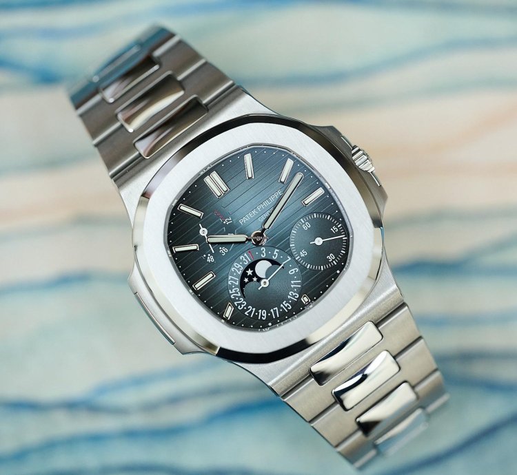 Patek Philippe Nautilus 5712 1a-001 Discontinued