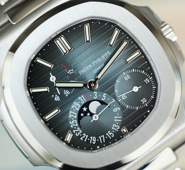 Patek Philippe Nautilus 5712 1a-001 Discontinued