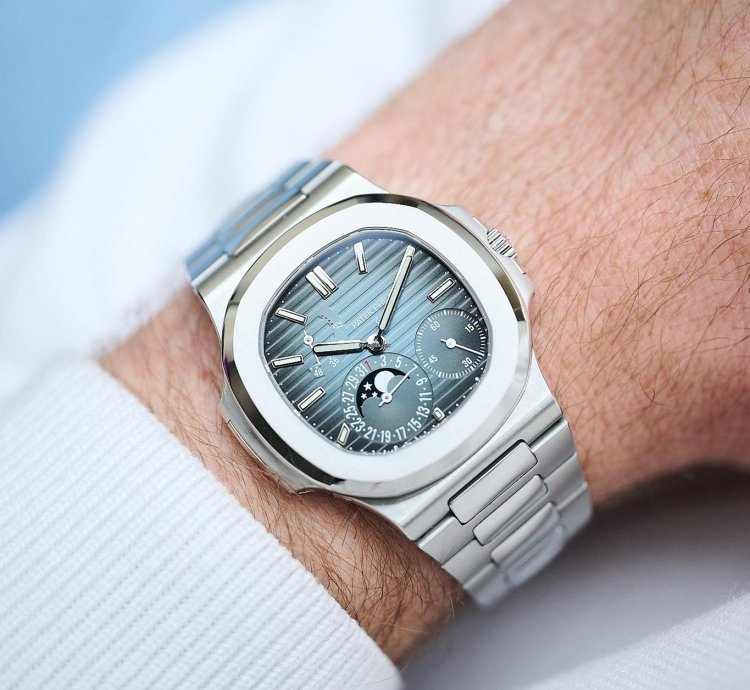 Patek Philippe Nautilus 5712 1a-001 Discontinued