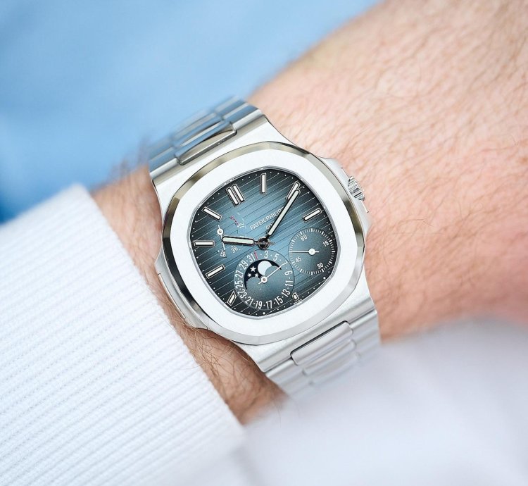 Patek Philippe Nautilus 5712 1a-001 Discontinued