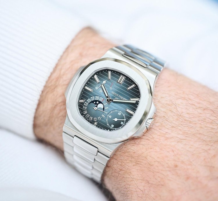 Patek Philippe Nautilus 5712 1a-001 Discontinued
