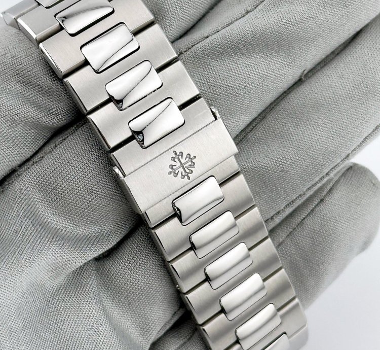 Patek Philippe Nautilus 5712 1a-001 Moon Phases Stainless Steel Blue Dial 2017