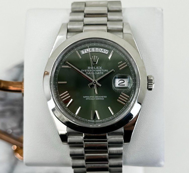 Rolex Day-date 40 40mm Platinum Smooth Bezel Olive Green Roman Dial Presidential Bracelet 228206