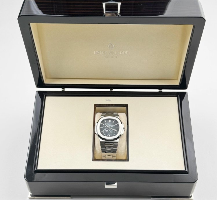 Patek Philippe Nautilus 5712 1a-001 Moon Phases Stainless Steel Blue Dial 2020