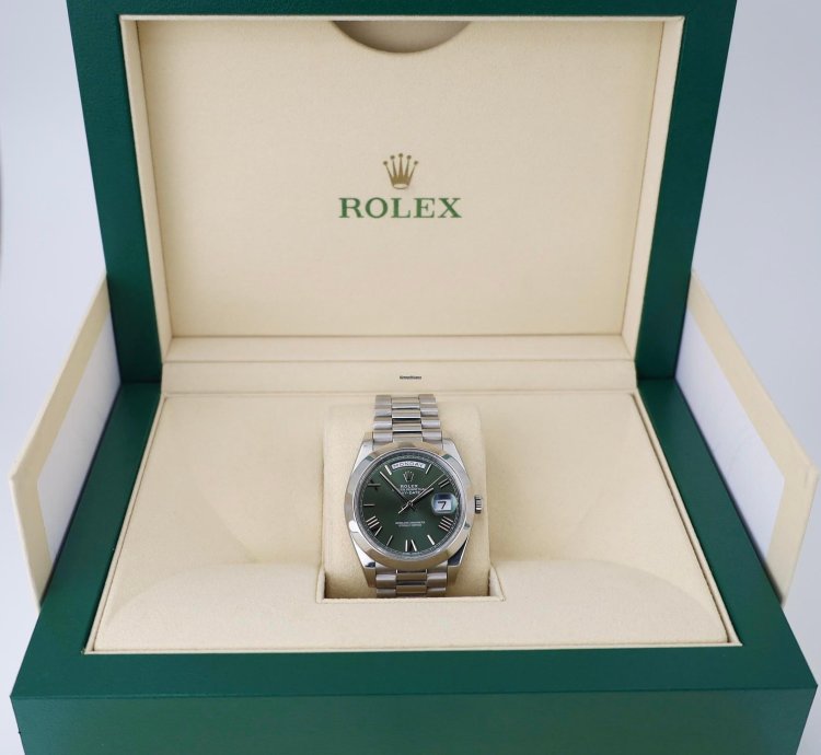 Rolex Day-date 40 40mm Platinum Smooth Bezel Olive Green Roman Dial Presidential Bracelet 228206