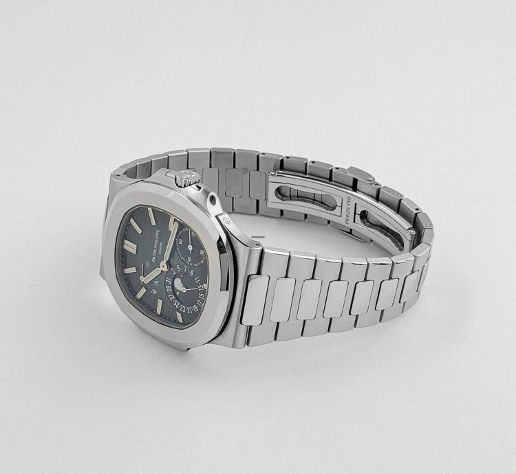 Patek Philippe Nautilus 5712 1a-001 Moon Phases Stainless Steel Blue Dial 2020