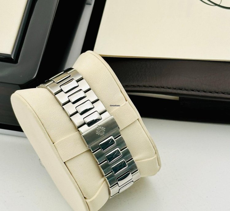 Patek Philippe Nautilus 5712 Full Set Like New