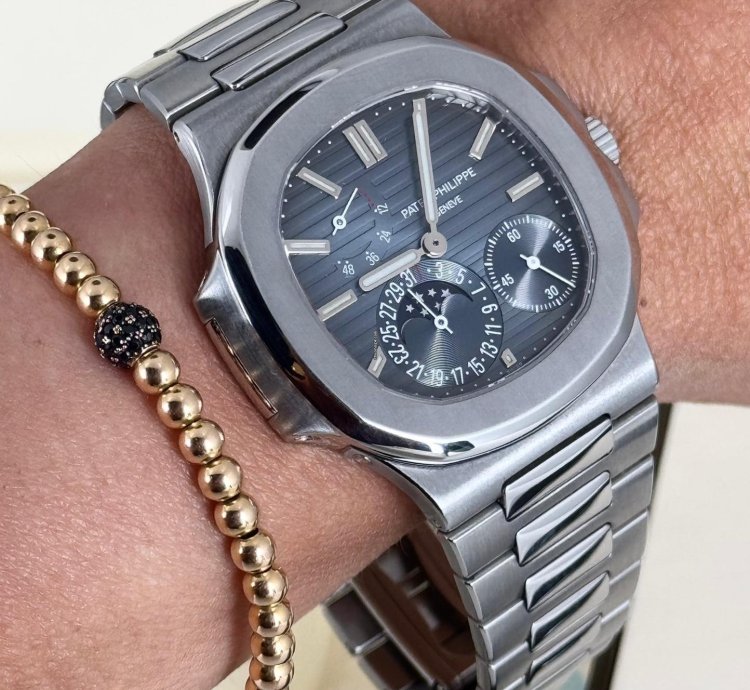 Patek Philippe Nautilus 5712 Steel Like New Full Set 2009