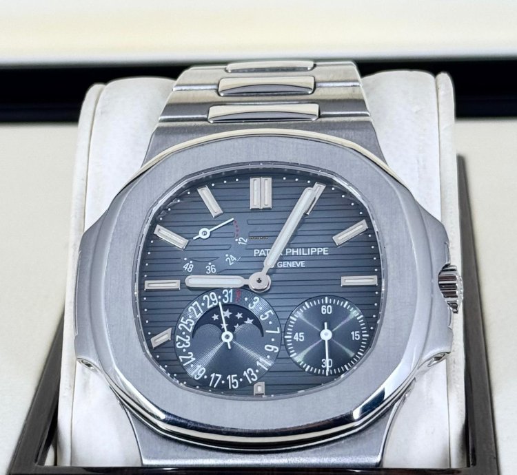 Patek Philippe Nautilus 5712 Steel Like New Full Set 2009