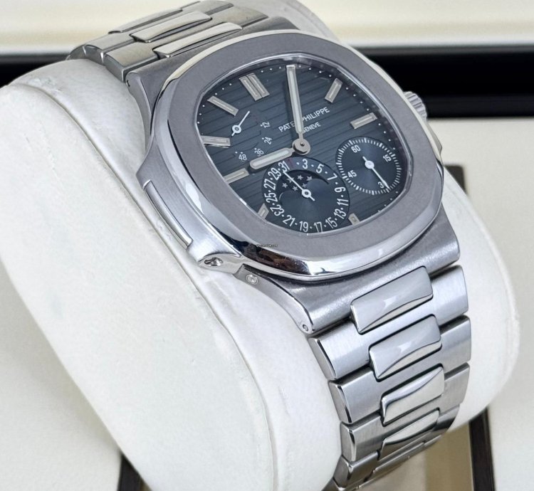 Patek Philippe Nautilus 5712 Steel Like New Full Set 2009