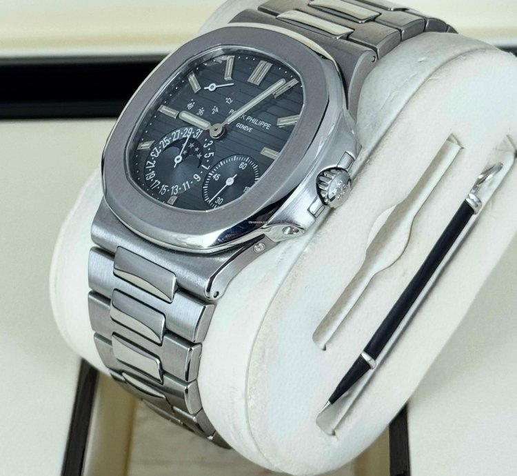 Patek Philippe Nautilus 5712 Steel Like New Full Set 2009
