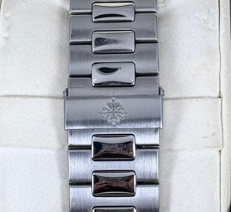 Patek Philippe Nautilus 5712 Steel Like New Full Set 2009