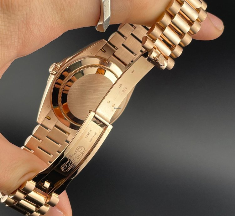 Rolex Day-date 40 40mm Rose Gold Silver Roman Dial
