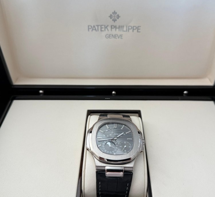 Patek Philippe Nautilus 5712g 001 Full Set Freshly Serviced By Patek