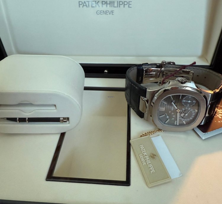 Patek Philippe Nautilus 5712g 001 Full Set Freshly Serviced By Patek