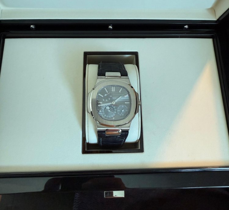 Patek Philippe Nautilus 5712g 001 Full Set Freshly Serviced By Patek