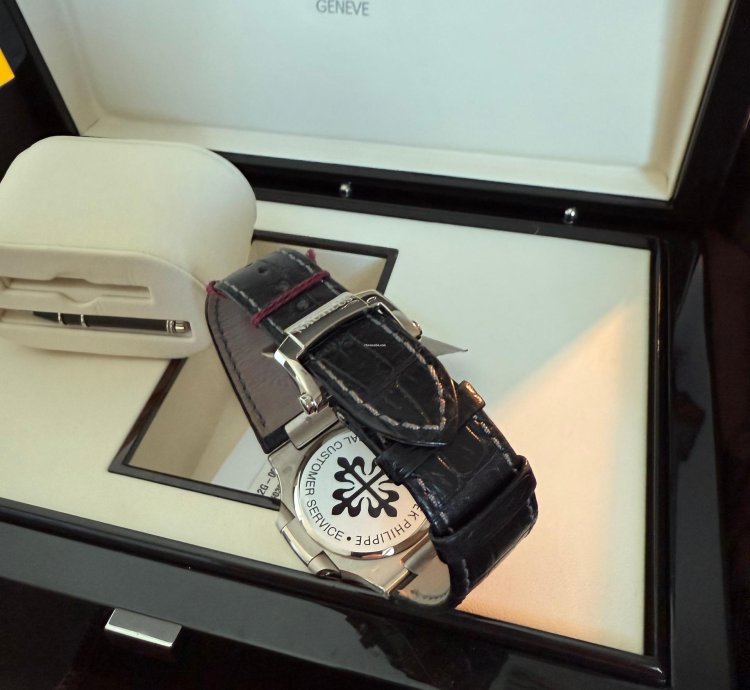 Patek Philippe Nautilus 5712g 001 Full Set Freshly Serviced By Patek