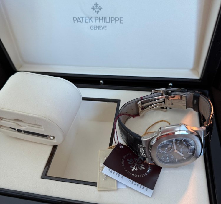Patek Philippe Nautilus 5712g 001 Full Set Freshly Serviced By Patek