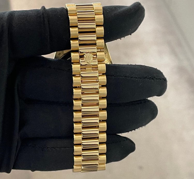 Rolex Day-date 40 40mm Silver Roman Dial Yellow Gold Presidential Ref 228238