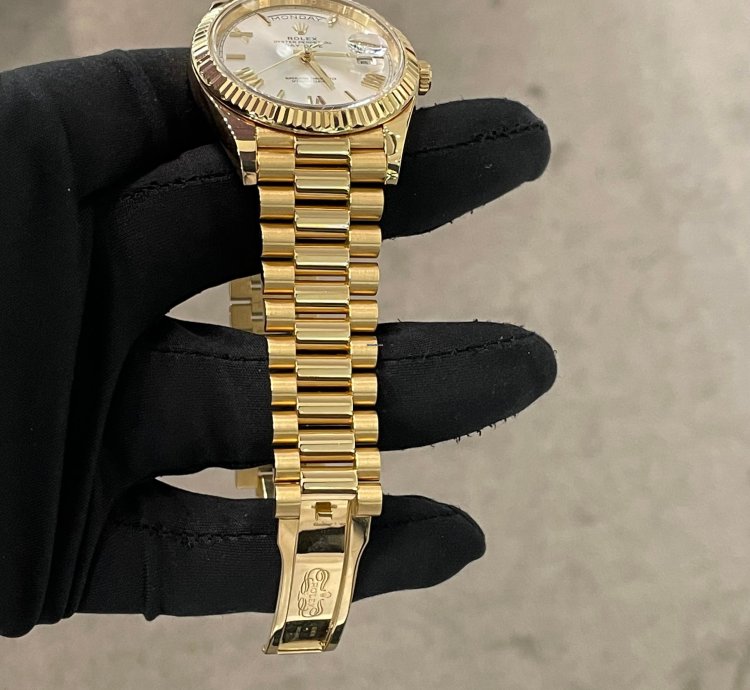 Rolex Day-date 40 40mm Silver Roman Dial Yellow Gold Presidential Ref 228238