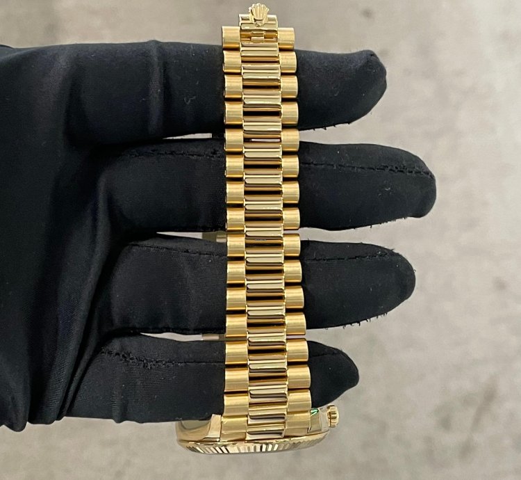 Rolex Day-date 40 40mm Silver Roman Dial Yellow Gold Presidential Ref 228238