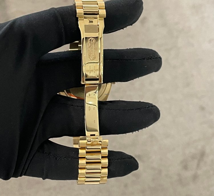 Rolex Day-date 40 40mm Silver Roman Dial Yellow Gold Presidential Ref 228238