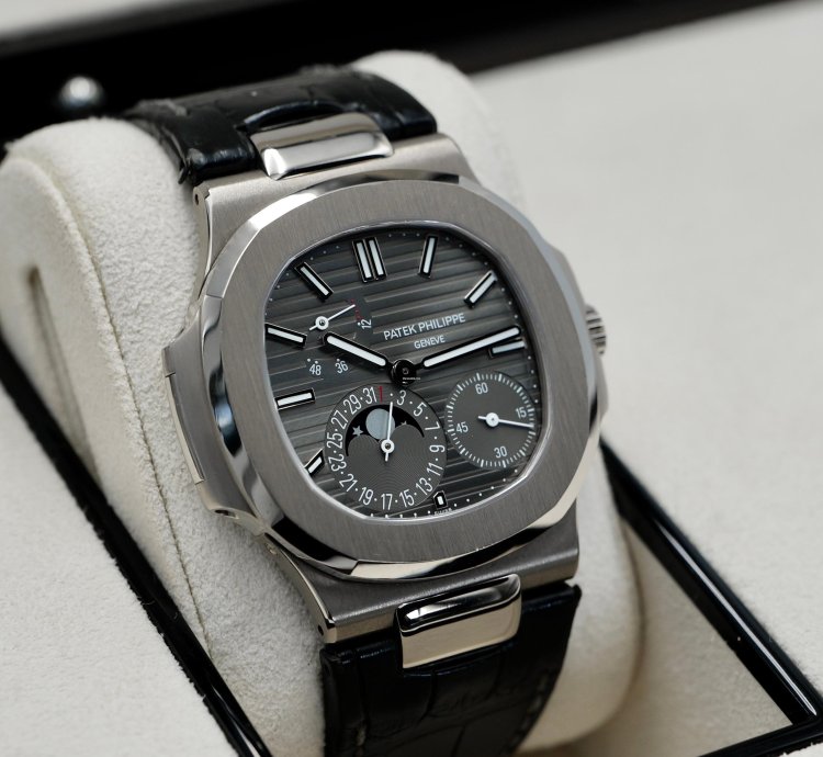 Patek Philippe Nautilus 5712g-001 Full Set 2015