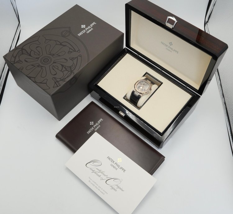 Patek Philippe Nautilus 5712g-001 Full Set 2015