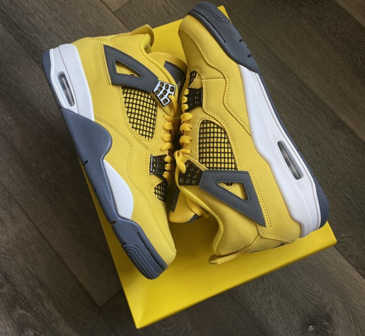 Air Jordan 4 Retro Lightning Shoes Size 9 5
