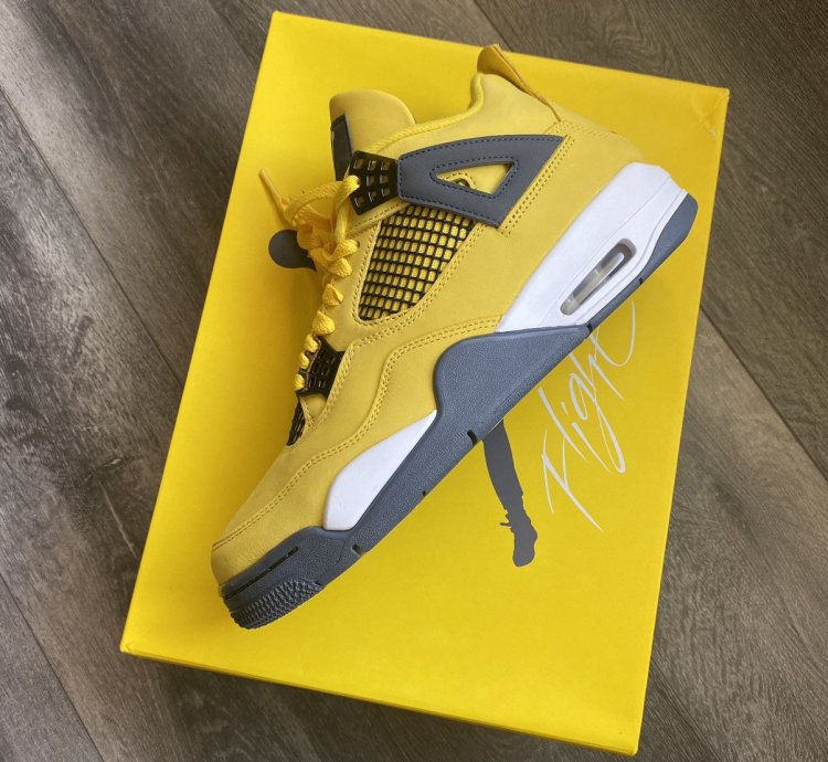Air Jordan 4 Retro Lightning Shoes Size 9 5