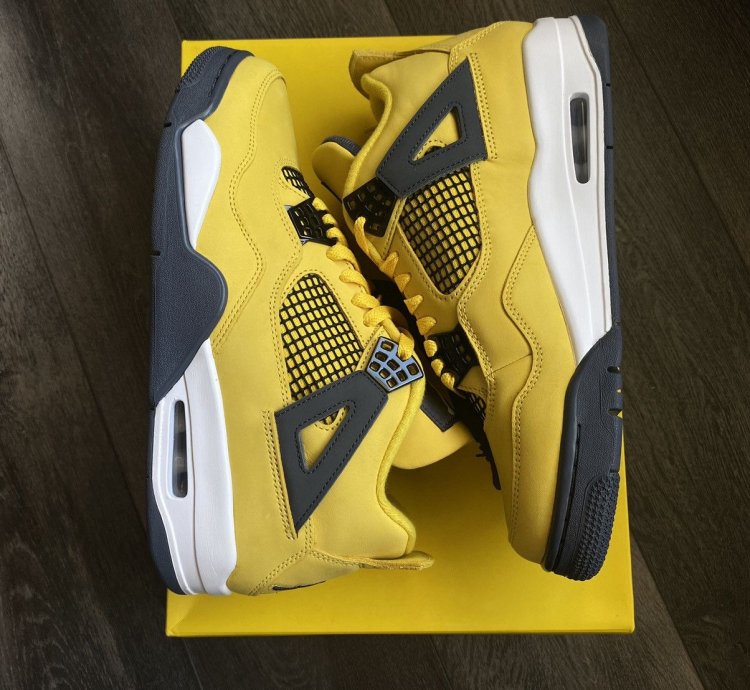 Air Jordan 4 Retro Lightning Shoes Size 9 5