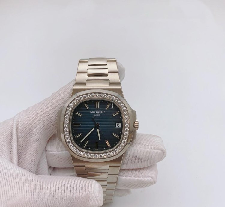Patek Philippe Nautilus 5713 1g-010