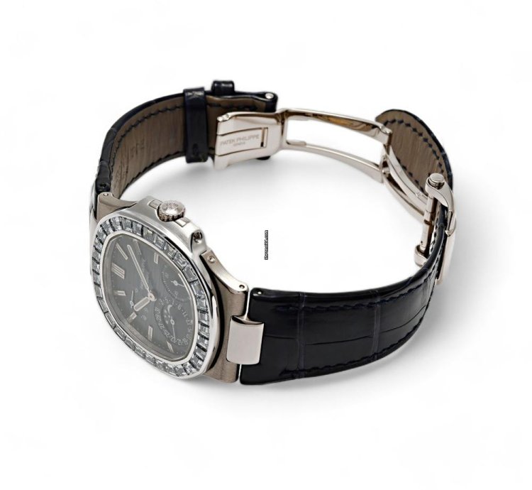 Patek Philippe Nautilus 5722g-001 Automatic White Gold Good