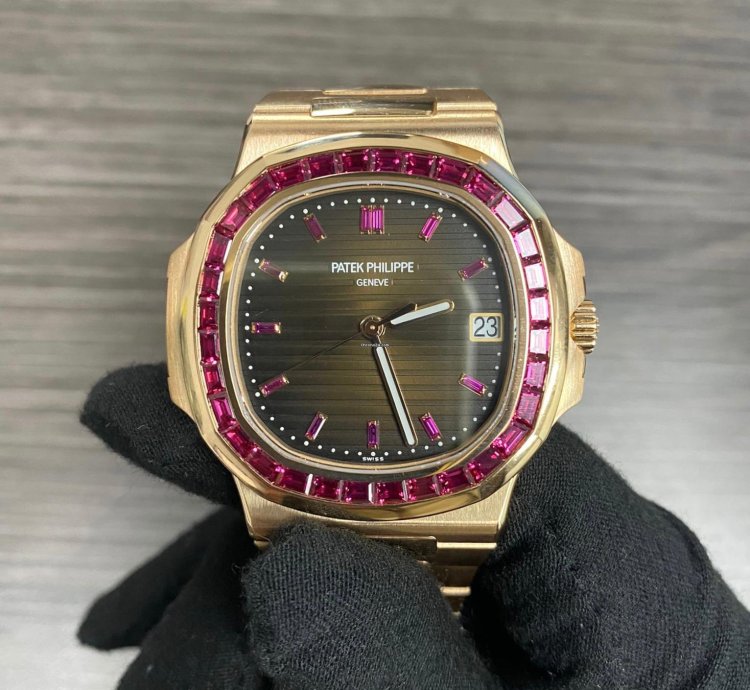 Patek Philippe Nautilus 5723 112r Ruby Rose Gold Nautilus